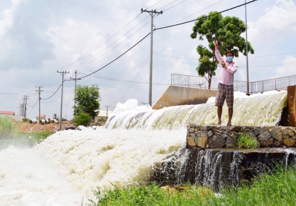 Water pollution at Tom Nub Korb Srov in Phnom Penh