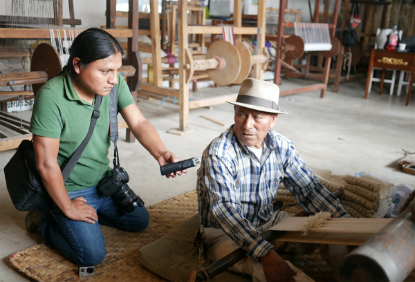 Interviewing Tayta Lucho. Photo by Beatrice Glow.